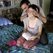 Zrinka Cvitesic in una scena del film Il sentiero insieme a Leon Lucev