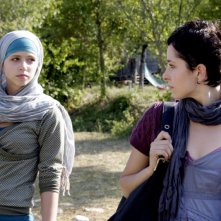 Zrinka Cvitesic in una scena del film Il sentiero insieme a Luna Mijovic