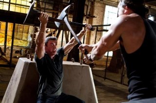 Sylvester Stallone in lotta con un nemico in Bullet to the Head