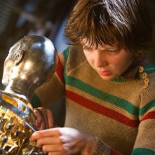 Asa Butterfield alle prese con un robot in una scena di Hugo Cabret 3D
