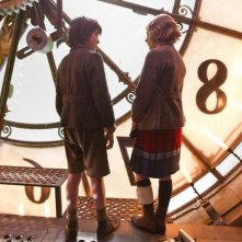 Asa Butterfield E Chloe Moretz Dietro Un Orologio Gigante In Una Scena Di Hugo Cabret 3D 226716