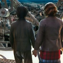 Asa Butterfield e Chloe Moretz guardano Parigi dall'alto in una scena di Hugo Cabret 3D