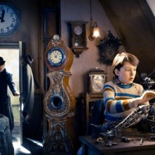 Asa Butterfield impegnato con un il suo progetto in una scena di Hugo Cabret 3D
