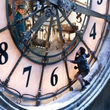 Asa Butterfield si nasconde da Sacha Baron Cohen in una scena di Hugo Cabret 3D