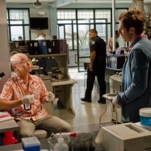 C.S. Lee insieme a Josh Cooke in una scena dell'episodio This is the Way the World Ends