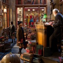 Christopher Lee insieme a Chloë Moretz e Asa Butterfield in una scena di Hugo Cabret 3D