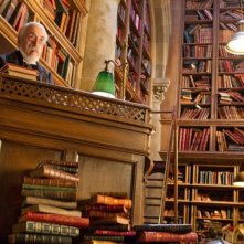 Christopher Lee nella sua immensa biblioteca in una scena di Hugo Cabret 3D