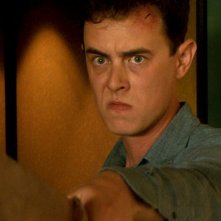 Colin Hanks in preda alla rabbia in una scena dell'episodio This is the Way the World Ends