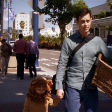 Colin Hanks passeggia con il piccolo Harrison in una scena dell'episodio This is the Way the World Ends
