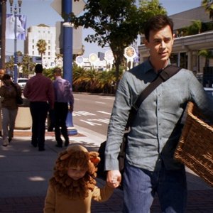 Colin Hanks passeggia con il piccolo Harrison in una scena dell'episodio This is the Way the World Ends