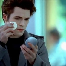 Eric Callero in una bizzarra scena del film Succhiami fa la parodia di Robert Pattinson