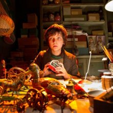 Hugo Cabret 3D: Asa Butterfield tra i giocattoli in una scena del film