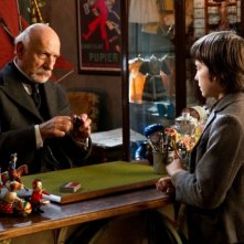 Hugo Cabret 3D: Ben Kingsley e Asa Butterfield parlano in un negozio di giochi in una scena del film