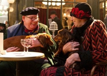 Hugo Cabret 3D: Richard Griffiths e Frances de la Tour insieme ai loro cagnolini in una scena del film