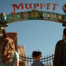 I Muppet: i protagonisti del film sotto l'insegna dei Muppet Studios in una scena del film