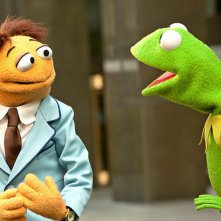 I Muppet: Kermit e Walter parlano in una scena del film