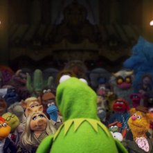 I Muppet: Kermit in teatro parla a tutti i suoi amici pupazzi in una scena del film