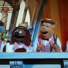 I Muppet: Sam, Rowlf the dog, Captain Link Hogthrob e Beaker in una scena del film