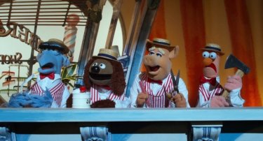 I Muppet: Sam, Rowlf the dog, Captain Link Hogthrob e Beaker in una scena del film