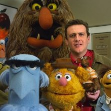 Jason Segel insieme ai suoi amici pupazzi in The Muppet
