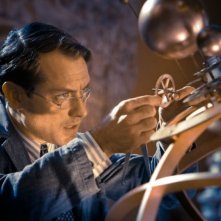 Jude Law con i suoi marchingegni in una scena di Hugo Cabret 3D