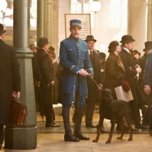 La guardia Sacha Baron Cohen in una scena di Hugo Cabret 3D con il suo fedele dobermann