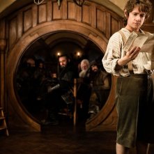 Martin Freeman Legge Un Importante Missiva Mentre Sullo Sfondo I Nani Attendono La Sua Risposta In T 226615