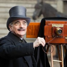 Martin Scorsese sul set di Hugo Cabret 3D con una vecchia macchina per fotografie
