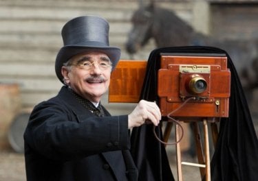 Martin Scorsese sul set di Hugo Cabret 3D con una vecchia macchina per fotografie