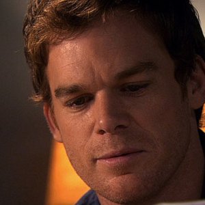 Michael C. Hall in un primo piano tratto dall'episodio This is the Way the World Ends