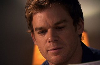 Michael C. Hall in un primo piano tratto dall'episodio This is the Way the World Ends