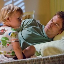 Michael C. Hall in una scena dell'episodio This is the Way the World Ends insieme al piccolo Harrison