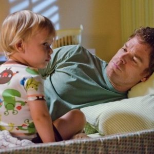 Michael C. Hall in una scena dell'episodio This is the Way the World Ends insieme al piccolo Harrison