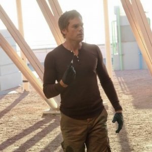 Michael C. Hall in una scena dell'episodio This is the Way the World Ends si prepara allo scontro finale