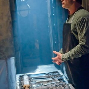 Michael C. Hall insieme ai suoi 'ferri da lavoro' in una scena dell'episodio This is the Way the World Ends