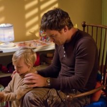 Michael C. Hall insieme al piccolo Harrison in una scena dell'episodio This is the Way the World Ends