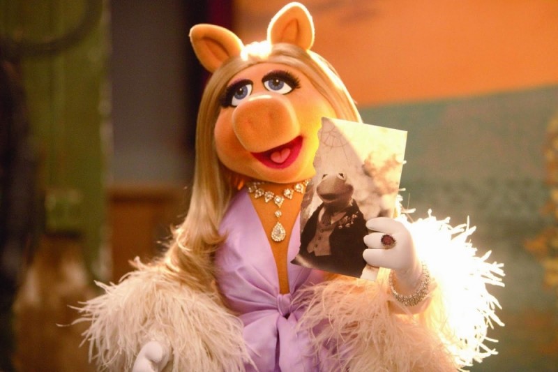 Miss Piggy Con Una Foto Del Suo Amato Kermit In Una Scena Tratta Dal Film I Muppet 226805