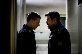 Pierfrancesco Favino in una scena del film drammatico A.C.A.B. insieme a Domenico Diele
