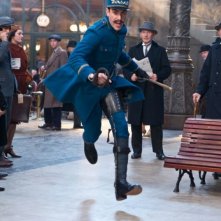 Sacha Baron Cohen in una scena d'azione di Hugo Cabret 3D