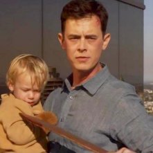Colin Hanks minaccia di uccidere il piccolo Harrison in una concitata scena dell'episodio This is the Way the World Ends