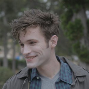 Eric Callero sorride in una scena del film Succhiami