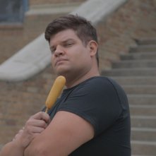 Frank Pacheco mostra con orgoglio il suo succulento bocconcino in una foto promozionale di Succhiami