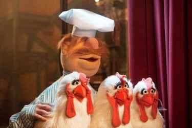 I Muppet: il cuoco svedese Olaf con tre galline in una divertente scena del film