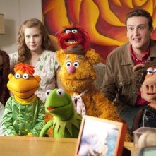 I Muppet: Jason Segel insieme a Amy Adams e Rowlf the Dog, Scooter, Fozzie Bear, Kermit, Miss Poogy e Gonzo il Grande in una scena del film