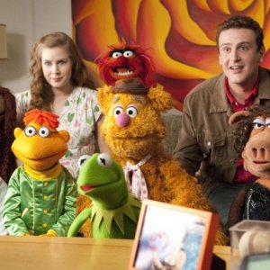I Muppet: Jason Segel insieme a Amy Adams e Rowlf the Dog, Scooter, Fozzie Bear, Kermit, Miss Poogy e Gonzo il Grande in una scena del film