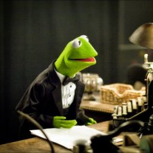 I Muppet: Kermit in abito da sera in una scena del film