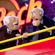 I Muppet: Statler e Waldorf davanti all'Hard Rock Café in una foto promozionale del film