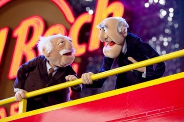 I Muppet: Statler e Waldorf davanti all'Hard Rock Café in una foto promozionale del film