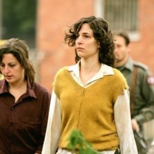 In the Land of Blood and Honey: Zana Marjanovic (al centro) in una scena del film