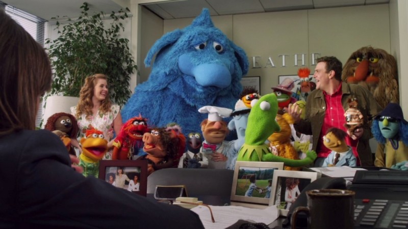 Jason Segel Ed Amy Adams Insieme Ai Loro Amici Muppet In Una Scena Del Film 226943